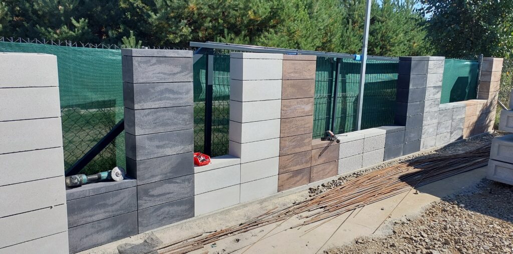 Jak dbać o ogrodzenie z bloczków betonowych?