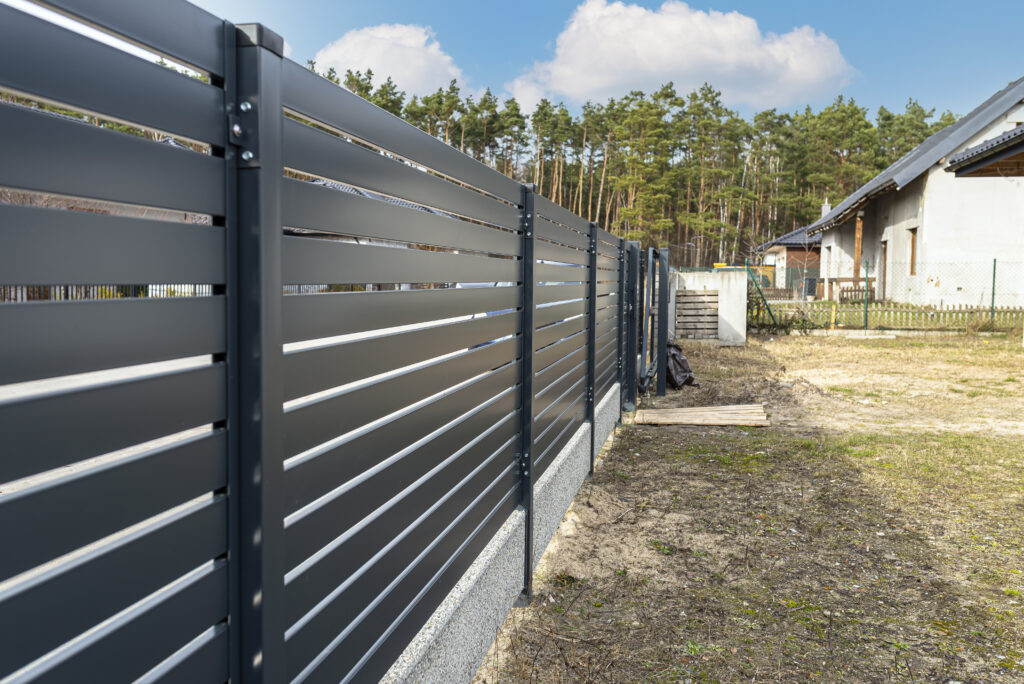Pozwolenie na ogrodzenie palisadowe? Aktualne przepisy w 2025 roku