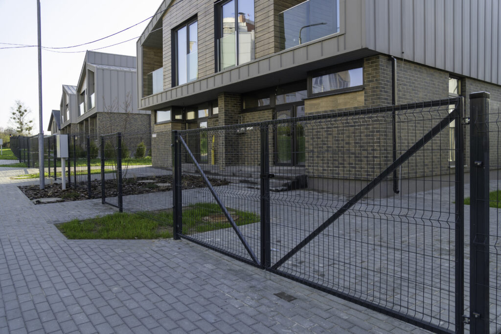 Montaż ogrodzenia panelowego jesienią